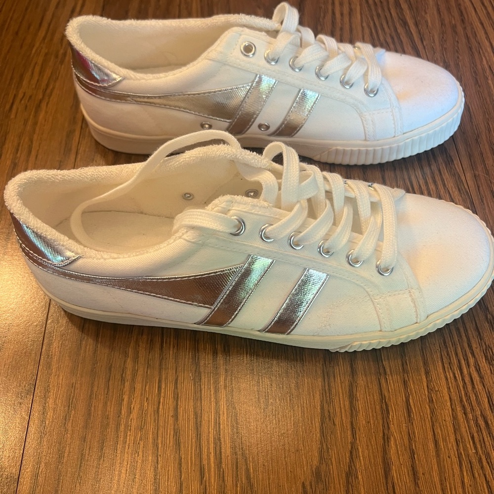 Gola Tennis Mark Cox - White Canvas Sneakers with Metallic Silver Accent
